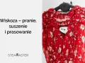 Czerwona sukienka z wiskozy, na wieszaku, z parownicą. Czy wiskoza się rozciąga? Dowiedz się, jak prać, suszyć i prasować wiskozę.
