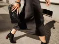 Eleganckie botki na obcasie to idealne buty do sukienki midi, tworząc stylowy look na co dzień.