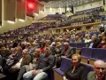 Widownia filharmonii, ludzie w eleganckich strojach. Zastanawiasz się, jak się ubrać do filharmonii? Tutaj znajdziesz inspiracje.