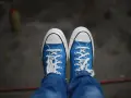 Niebieskie trampki z białymi sznurówkami i podeszwą. Czy na Zalando są oryginalne buty? Tak, można znaleźć autentyczne modele.