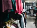 Wiesz, co to jest outlet? To miejsce, gdzie znajdziesz ubrania w okazyjnych cenach, jak te wiszące na wieszakach w sklepie.
