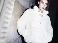 Modelka w białej, puchatej kurtce, z naszyjnikiem. Czy to ten model, o którym piszą na forum renee opinie?