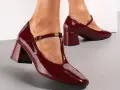 Eleganckie, lakierowane czółenka na słupku w kolorze wina. Idealne pytanie: jakie buty do szarej sukienki? Te będą świetnym wyborem.