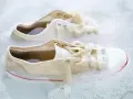 Białe trampki w pianie, gotowe do czyszczenia. Dowiedz się, jak wyczyścić białe buty, które zżółkły, by znów były jak nowe.