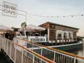 Miinto showroom na River Cafe. Opinie o tym miejscu są pozytywne, zwłaszcza o jego unikalnej lokalizacji na wodzie.