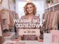 Uśmiechnięta kobieta w różowym żakiecie stoi w butiku pełnym ubrań. Tekst głosi "Własny sklep odzieżowy w 30 dni". To inspiracja dla tych, którzy marzą o własnych sieciówkach.
