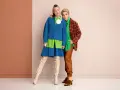 Dwie kobiety w stylowych, kolorowych strojach, prezentujące najnowsze trendy od skandynawskie marki odzieżowe.