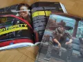 Książka z gry Cyberpunk 2077, z rozdziałem o kontraktach i okładką z pegadorem.