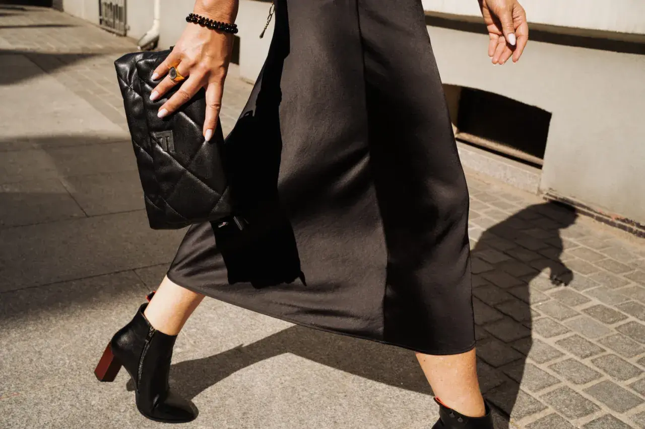 Eleganckie botki na obcasie to idealne buty do sukienki midi, tworząc stylowy look na co dzień.
