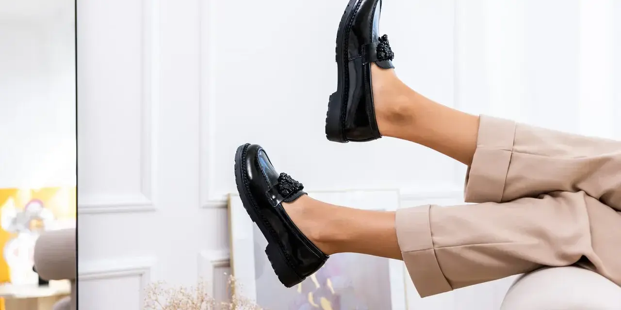 Czarne lakierowane mokasyny z ozdobnym detalem to idealne buty do cygaretek. Elegancko i stylowo.