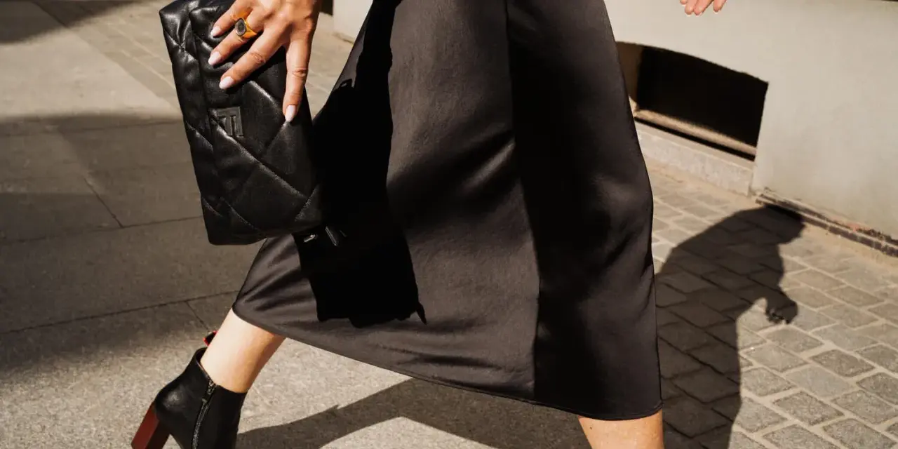 Eleganckie botki na obcasie to idealne buty do sukienki midi, tworząc stylowy look na co dzień.