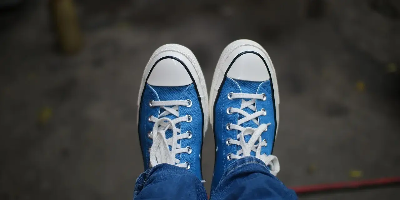 Niebieskie trampki z białymi sznurówkami i podeszwą. Czy na Zalando są oryginalne buty? Tak, można znaleźć autentyczne modele.