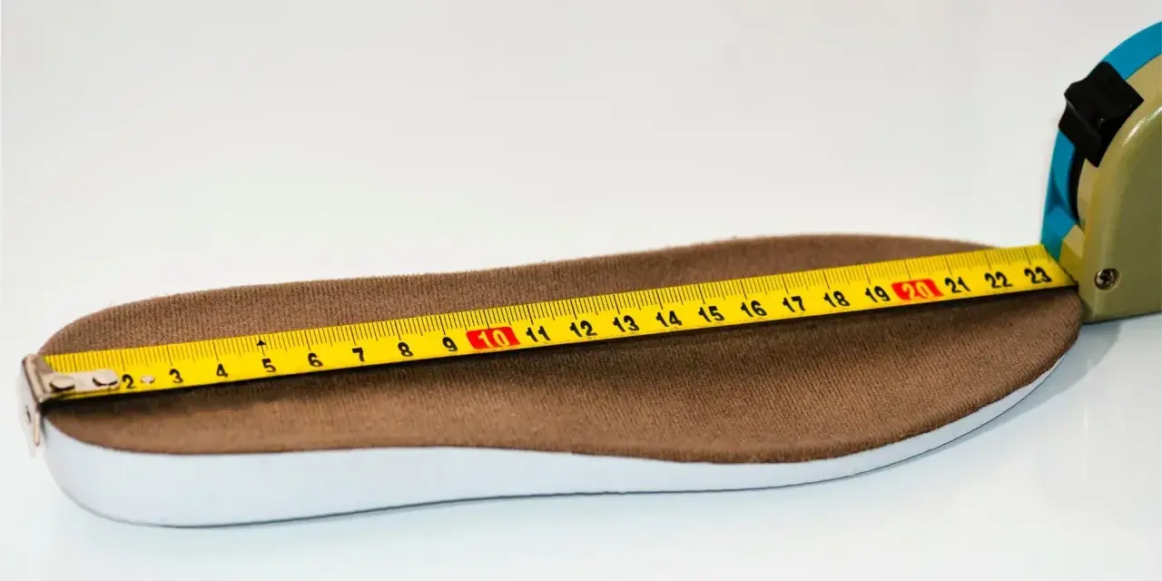 Miarka mierzy wkładkę, której długość to ok. 23 cm, co odpowiada rozmiarowi 40.