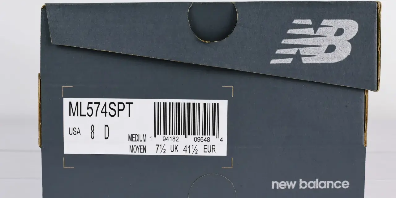 Szara metka na pudełku New Balance z kodem kreskowym i rozmiarem. Sprawdź metkę, aby dowiedzieć się, jak sprawdzić, czy buty są oryginalne.