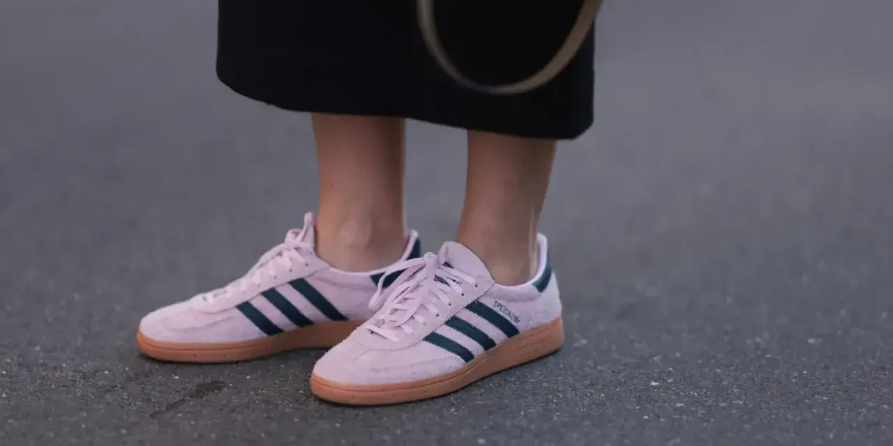 Różowe adidasy Spezial z granatowymi paskami i brązową podeszwą. Czy 29 cm to rozmiar buta, który pasuje do tej stylizacji?