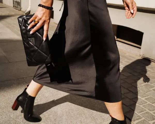 Eleganckie botki na obcasie to idealne buty do sukienki midi, tworząc stylowy look na co dzień.