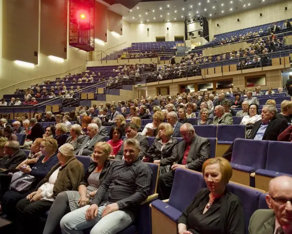 Widownia filharmonii, ludzie w eleganckich strojach. Zastanawiasz się, jak się ubrać do filharmonii? Tutaj znajdziesz inspiracje.