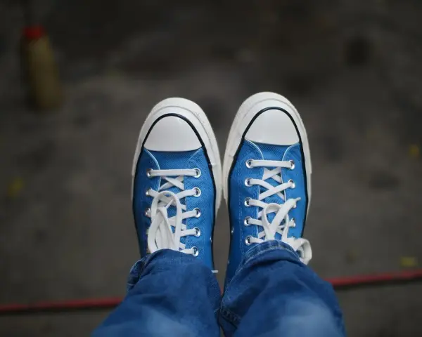 Niebieskie trampki z białymi sznurówkami i podeszwą. Czy na Zalando są oryginalne buty? Tak, można znaleźć autentyczne modele.