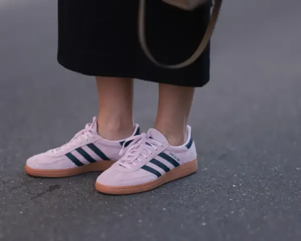 Różowe adidasy Spezial z granatowymi paskami i brązową podeszwą. Czy 29 cm to rozmiar buta, który pasuje do tej stylizacji?