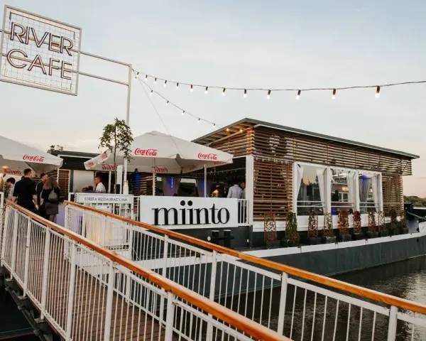 Miinto showroom na River Cafe. Opinie o tym miejscu są pozytywne, zwłaszcza o jego unikalnej lokalizacji na wodzie.