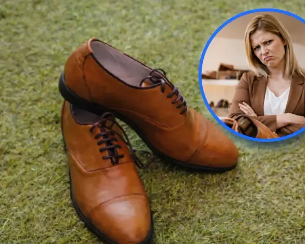 Niezadowolona klientka patrzy na eleganckie brązowe buty na trawie. Czy to problem z gwarancją na buty?