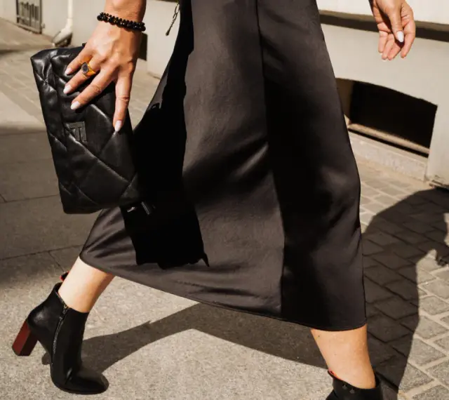 Eleganckie botki na obcasie to idealne buty do sukienki midi, tworząc stylowy look na co dzień.