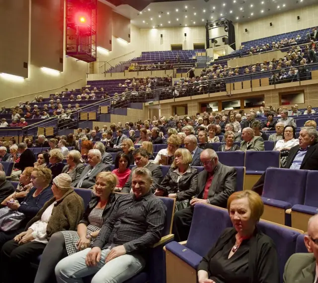 Widownia filharmonii, ludzie w eleganckich strojach. Zastanawiasz się, jak się ubrać do filharmonii? Tutaj znajdziesz inspiracje.