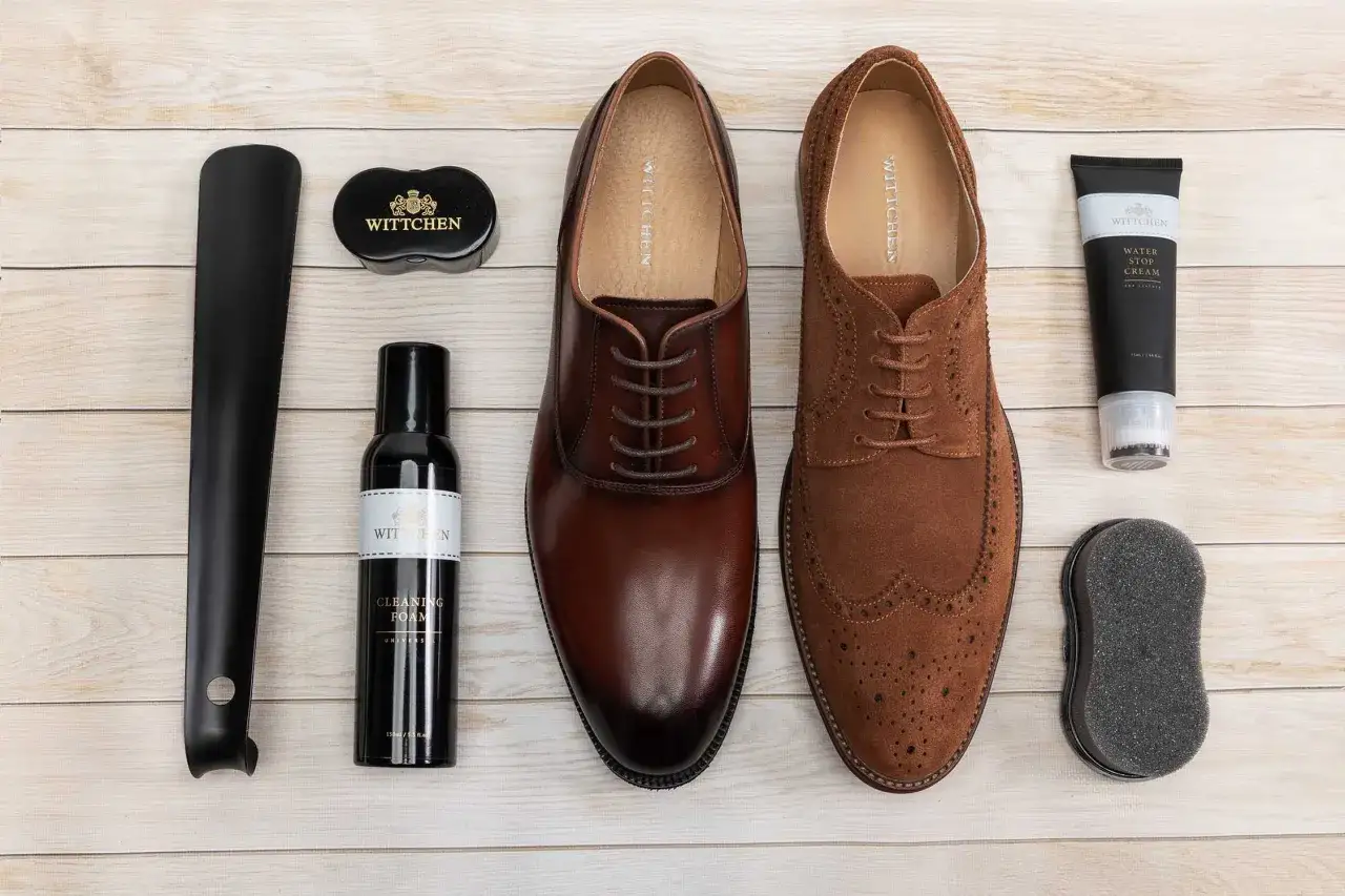 Zestaw do pielęgnacji obuwia: eleganckie brązowe buty, zamszowe brogsy, łyżka do butów, pianka czyszcząca, krem wodoodporny i gąbka. Idealny poradnik, jak pastować buty.
