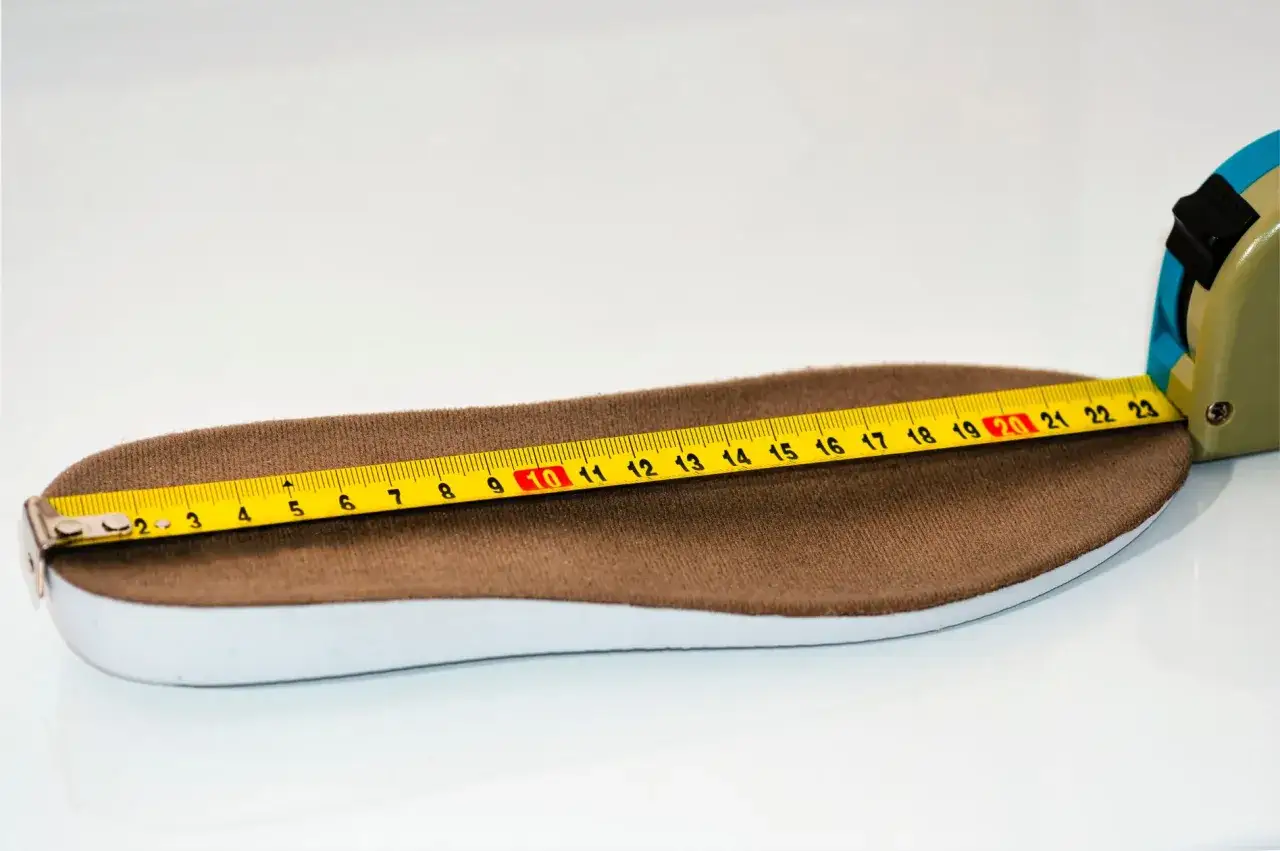 Miarka mierzy wkładkę, która ma rozmiar 40. Długość wkładki wynosi 25 cm.