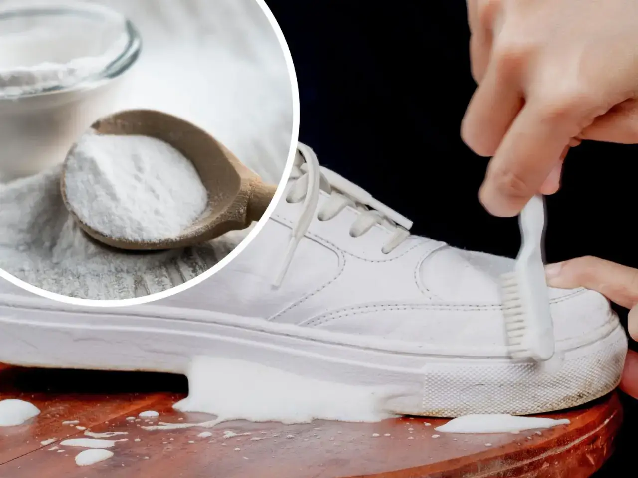 Jak wyczyścić białe buty, które zżółkły? Soda oczyszczona na drewnianej łyżce i szczoteczka do czyszczenia białych sneakersów.