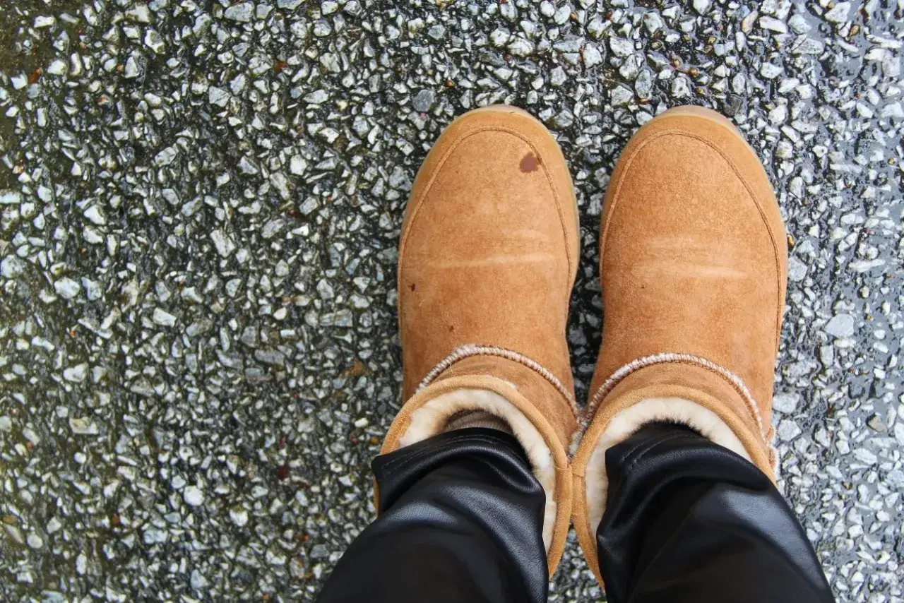 Brązowe buty zamszowe z plamą na jednym z nich. Dowiedz się, jak wyczyścić buty zamszowe, by znów wyglądały jak nowe.