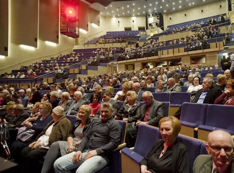 Widownia filharmonii, ludzie w eleganckich strojach. Zastanawiasz się, jak się ubrać do filharmonii? Tutaj znajdziesz inspiracje.