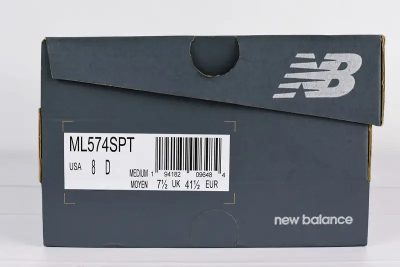 Szara metka na pudełku New Balance z kodem kreskowym i rozmiarem. Sprawdź metkę, aby dowiedzieć się, jak sprawdzić, czy buty są oryginalne.